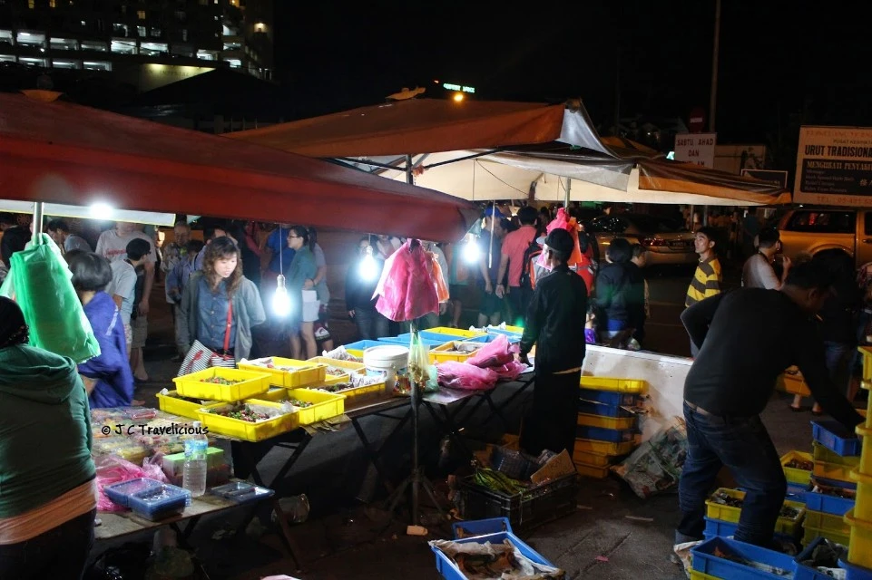 A bustling night market in Brinchang, Cameron Highlands, selling fresh produce, souvenirs, and street food.