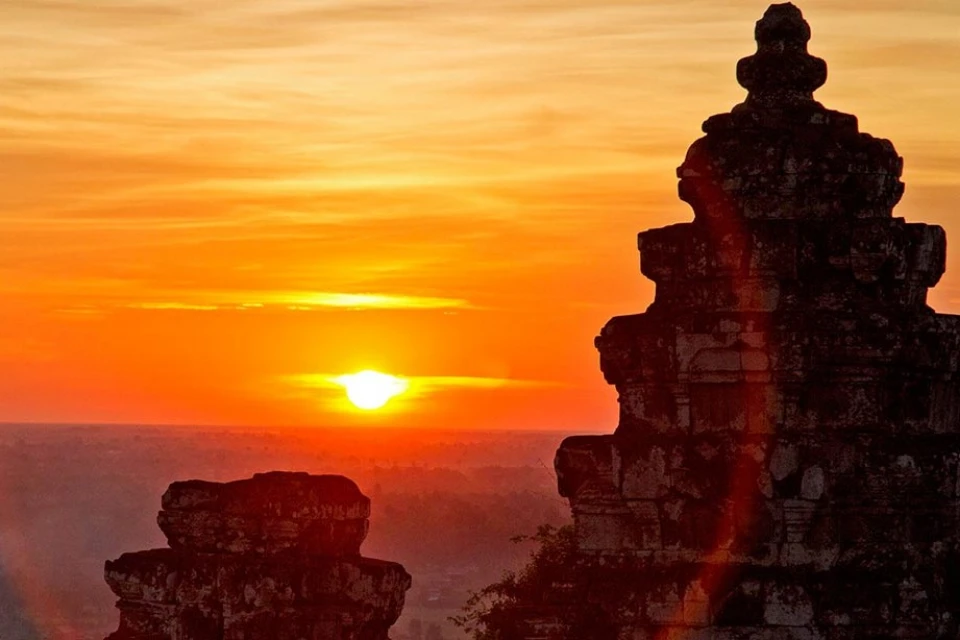 Tourists watching the sunset at Phnom Bakheng in Siem Reap