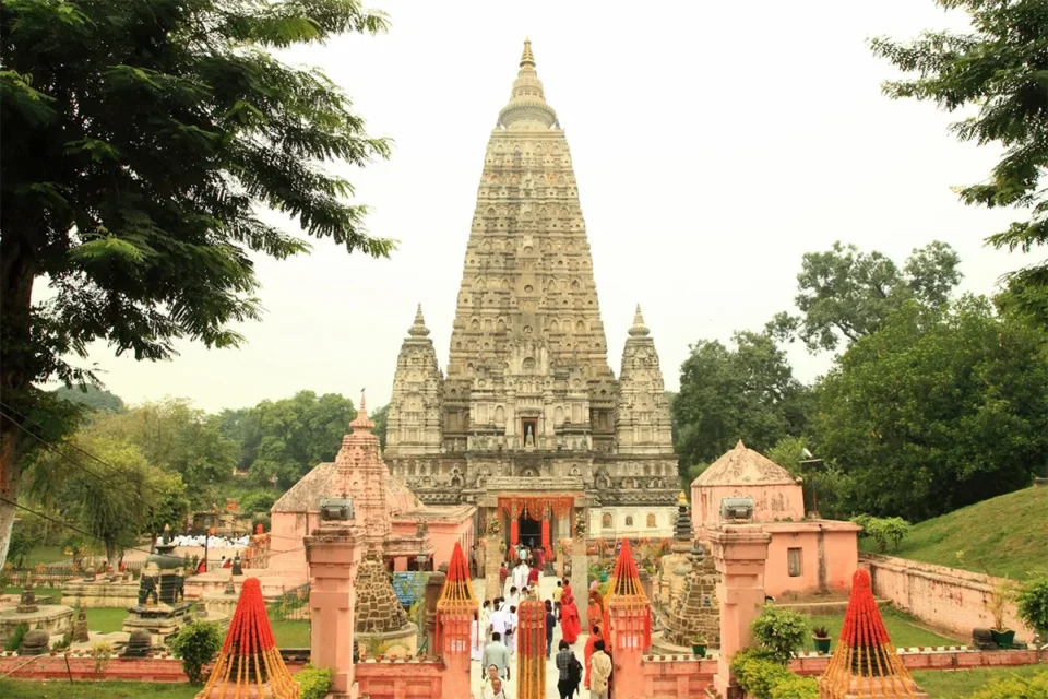 Buddhist monks and pilgrims walking around the Mahabodhi Temple