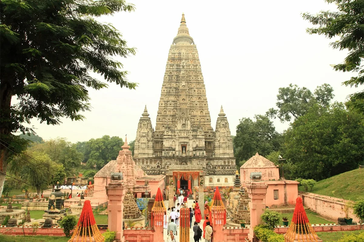 Buddhist monks and pilgrims walking around the Mahabodhi Temple