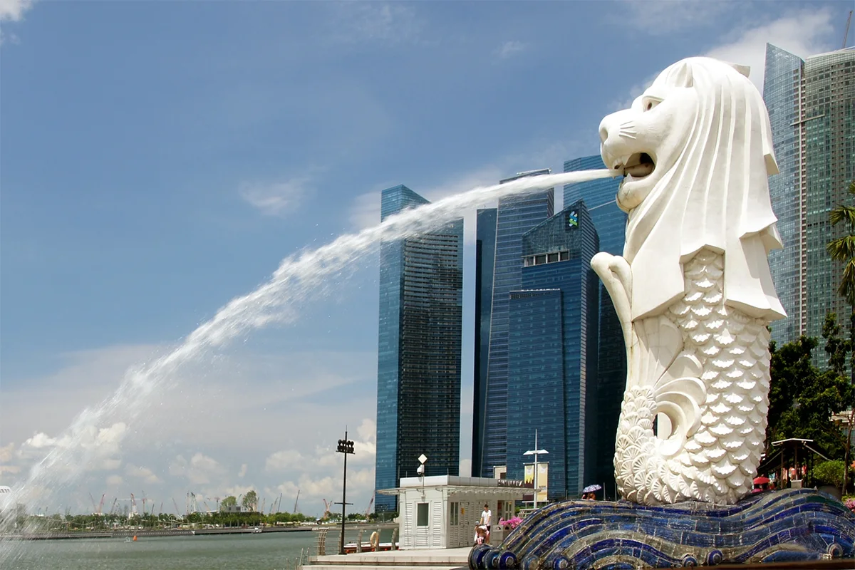  Artistic angle of the Merlion sculpture, symbolizing Singapore’s lion head and fish body heritage.