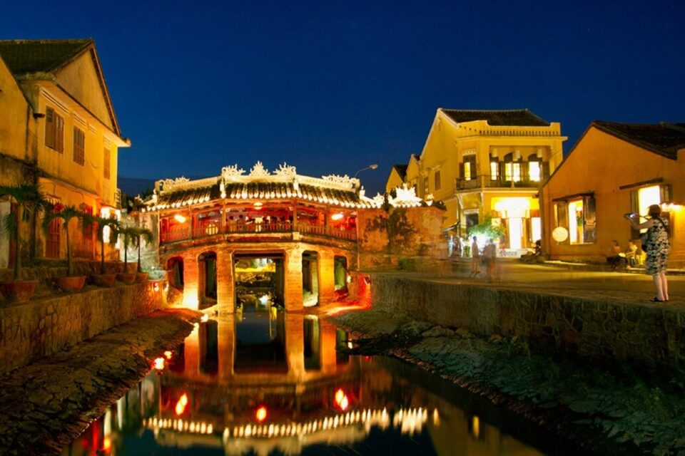 J Japanese Covered Bridge illuminated during Hoi An Full Moon Festival